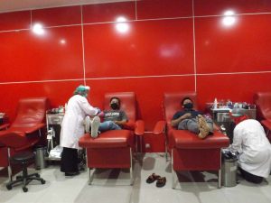 PMI Sidoarjo berikan Sembako untuk Masyarakat yang Donor darah