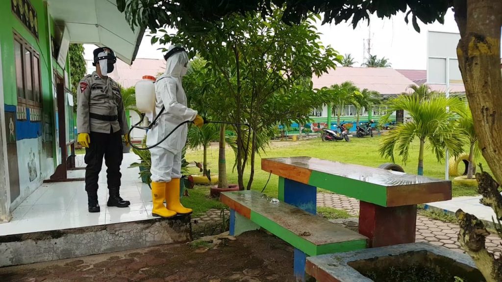 Jelang Tahun Ajaran Baru 2020/2021, Brimob Aceh Laksanakan Penyemprotan Disinfektan 