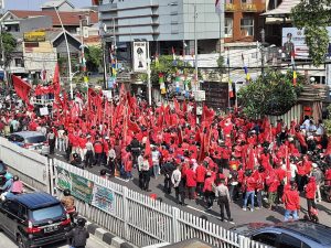 Ratusan Kader PDI Perjuangan Lapor Pembakaran Bendera ke Polres Jakarta Timur