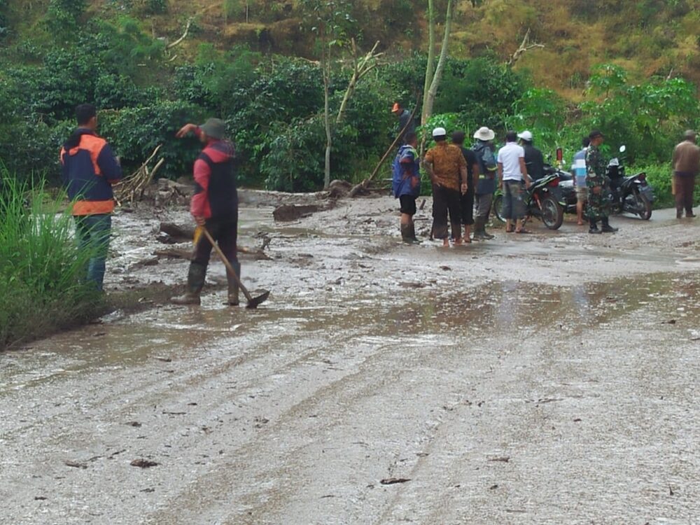Banjir Bandang Tutupi Jalan Lintas KKA