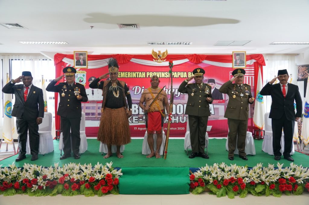 Pangdam dan Ketua Persit KCK PD XVIII/Kasuari Ikuti Upacara Detik-Detik Proklamasi di Papua Barat
