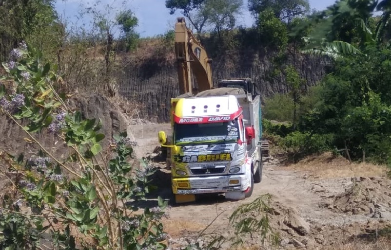 Dum Truck Pengangkut Tanah Galian C diduga Ilegal, Bahayakan Pengendara Lalu lintas