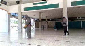 Jalin Sinergitas Brimob dan TNI Melaksanakan Penyemprotan Disinfektan