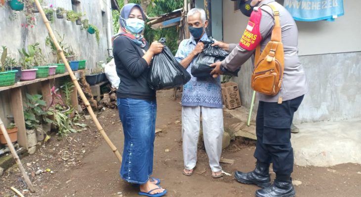 Polresta Bandung Bantu Warga Terdampak COVID-19 di Pangalengan
