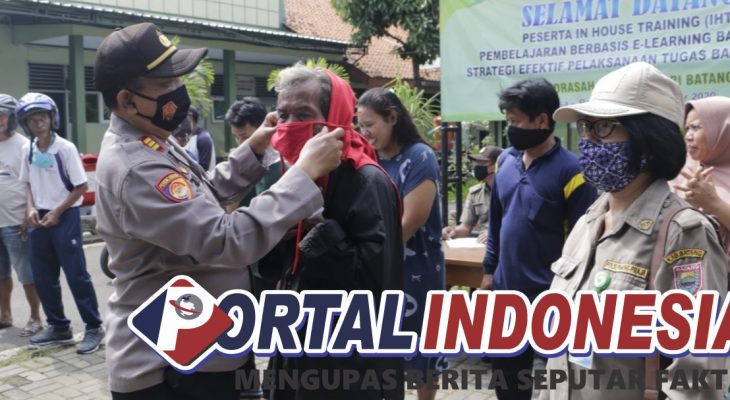 Agar Tertib Prokes, Satgas Covid-19 Batang Bagikan Masker Untuk Lansia