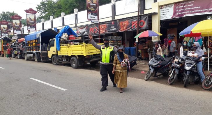 Antisipasi Kriminalitas dan Sosialisasi Prokes, Polisi di Ponorogo Patroli ke Dalam Pasar