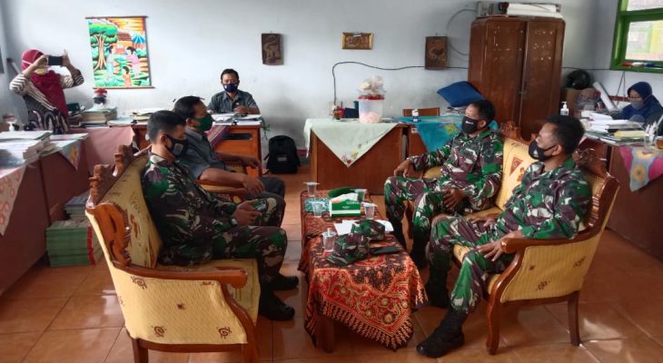 Sukseskan Program Vaksinasi Covid-19, Anggota TNI di Ponorogo Berikan Sosialisasi kepada Masyarakat