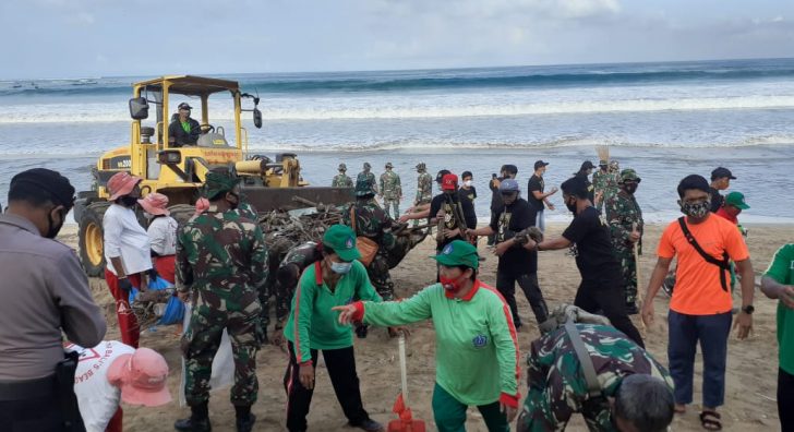 Jutaan Sampah Menumpuk Kodam IX/Udayana Dan Instansi Terkait Bersihkan Pantai Kuta