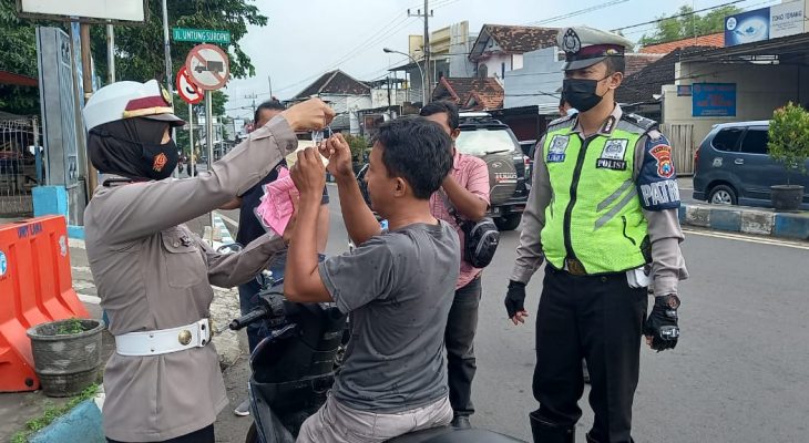 Rutin Sosialisasi Prokes, Petugas Pos Lantas Tangguh Semeru Bagikan Masker
