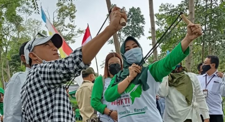 Perempuan Tani HKTI Jatim Bersama Petani Puspo Tanam 21000 Pohon