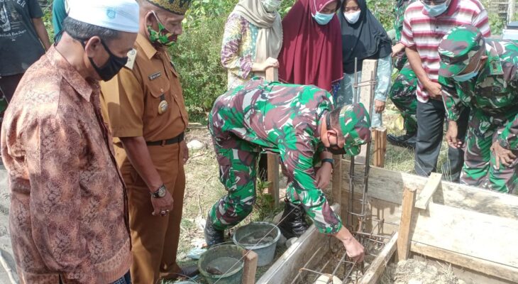 Rumah Almarhum Anggota TNI-AD Dibangun, Dandim 0103/Aut Lakukan Peletakan Batu Pertama