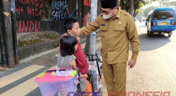 Bung Edi Wawali Malang Trenyuh Lihat Kakak Beradik Bersepeda Mengais Rezeki