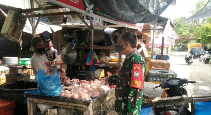 Turun ke Pasar, Anggota TNI Cek Ketersediaan dan Harga Sembako