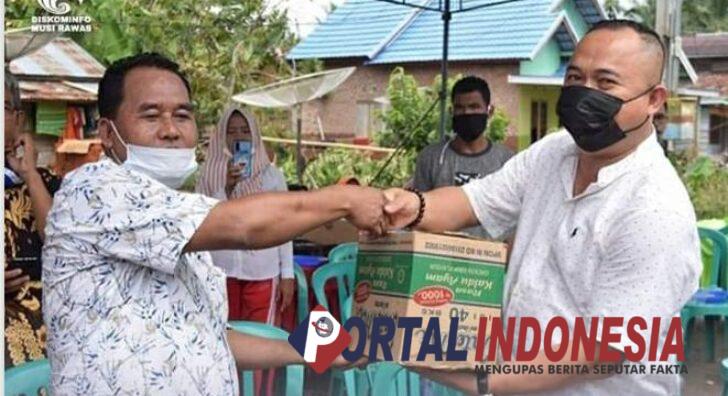 Kadis Diskominfo M Rozak Mura Memberikan Bantuan Korban Banjir di Desa Pasenan