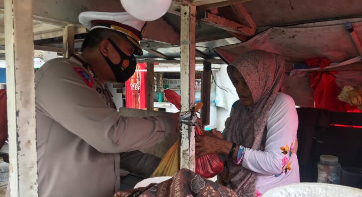 Dirlantas Polda Aceh Bagi 100 Paket Daging Qurban Untuk Tukang Becak dan Penjual Sirih