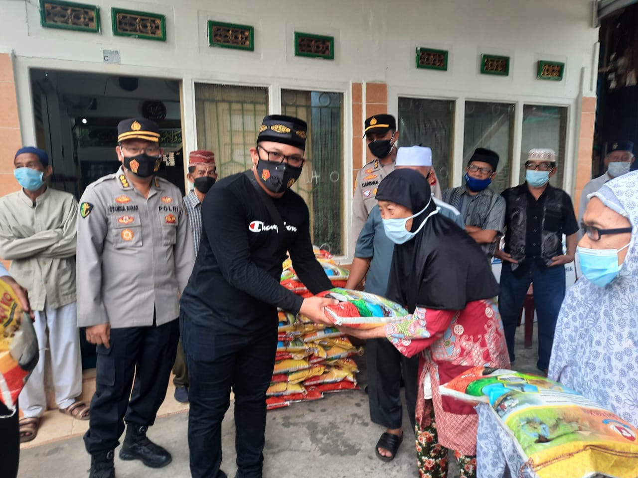 Kapolda Sumsel Kembali Gelar Baksos di Gang Gading Kelurahan 7 Ulu Palembang