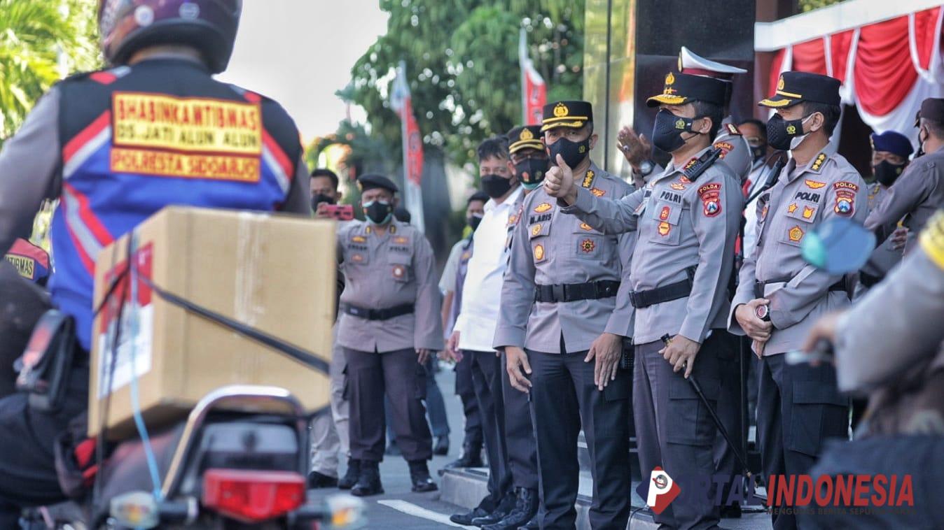 Polda Jatim Berbagi 76.000 Bendera Merah Putih untuk Indonesia Tangguh, Indonesia Tumbuh