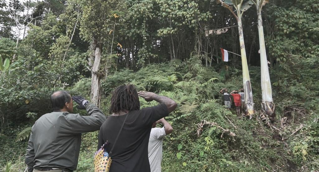 Pangdam XVIII/Kasuari Dihadang Mayarakat Mokwam, Kibarkan Bendera Merah Putih di Pohon Pisang Raksasa