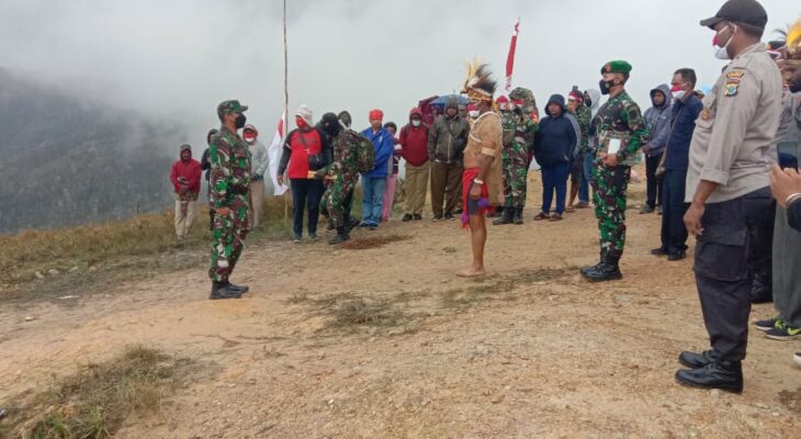 Prajurit TNI Kibarkan Bendera di Pegaf Peringati HUT Ke-76 RI