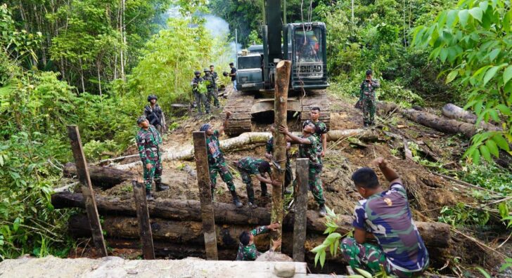 TNI dan Polri Perbaiki Jembatan yang Dirusak KNPB di Maybrat