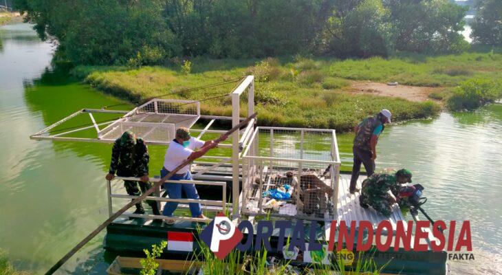 TNI bersama Warga Bersihkan Sampah di Waduk Lhokseumawe