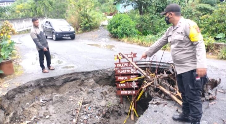 Badan Jalan Kampung Suka Damai Amblas Akibat Diguyur Hujan Lebat