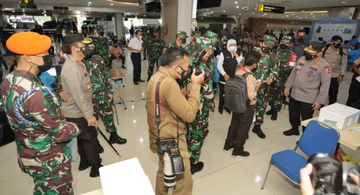 Panglima TNI, Kapolri dan KSAL Pantau Serbuan Vaksinasi di Terminal 2 Juanda