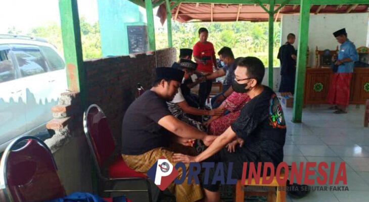 Puluhan warga Desa Pasembon ikuti terapi massal gratis