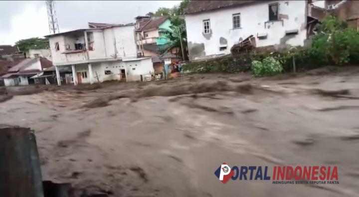 Hujan Lebat, Banjir Bandang Aliran Sungai Berantas Meluap di Kota Batu Hingga Kota Malang