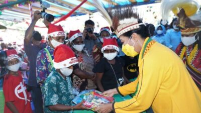 Sambut Natal 2021, Ketum Dharma Pertiwi Bagikan Bantuan di Gereja Manokwari