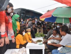 Kunjungi Pasar Sanggeng Manokwari, Ketum Dharma Pertiwi Bagikan Meja untuk Pedagang 