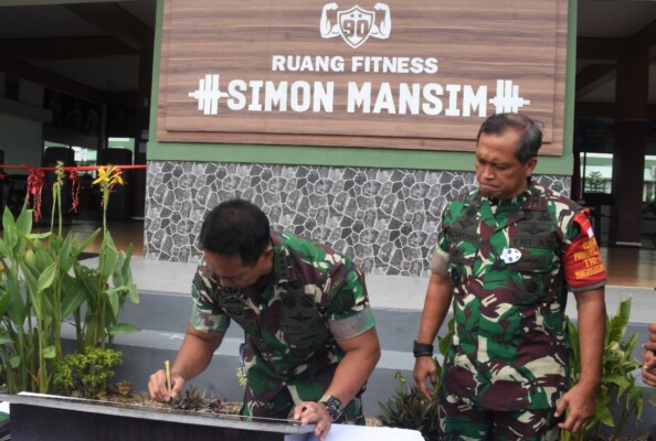 Tinjau Pangkalan Kodam Kasuari, Panglima TNI Resmikan Ruang Fitness Simon Mansim
