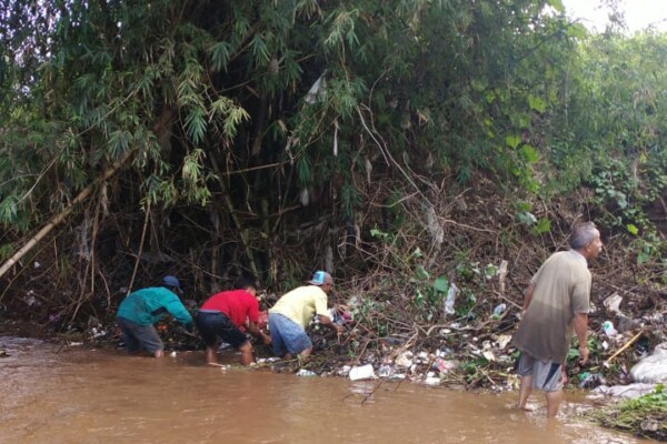 Cuci Baju di Sungai, Nenek 75 tahun Terseret Banjir