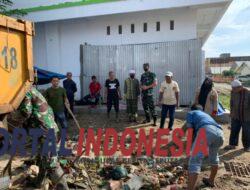 TNI bersama Masyarakat Bersihkan Sampah Pasca Banjir di Lhoksukon