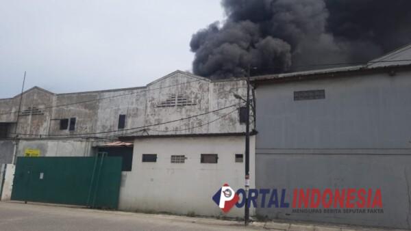 Kebakaran Pabrik Ember di Tangerang, BPBD Kerahkan Tujuh Armada Damkar 