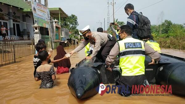 Terjang Banjir, Satlantas Polresta Pasuruan Bagikan Ratusan Nasi Bungkus di Kedawung Kulon
