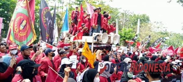 Aksi Unjuk Rasa Ratusan Mahasiswa IMM di Gedung DPRD Sidoarjo Tolak 3 Periode