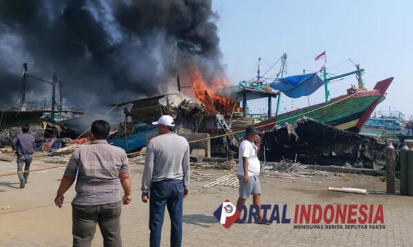 Kapal Sari Asih Baru 01 Terbakar di Pelabuhan Kota Tegal