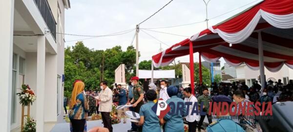 Bupati Sidoarjo dampingi Menhan Prabowo Serahkan Kunci dan Sertifikat Rumah Kepada Ahli Waris KRI Nanggala 402