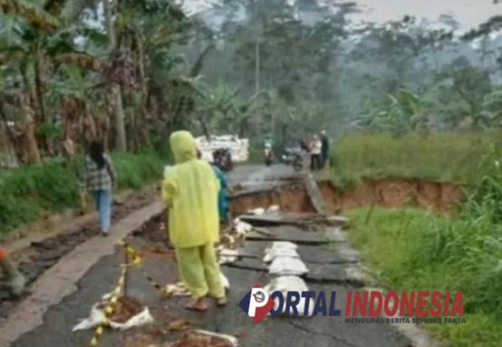 Longsor di Banjarnegara Tutup Akses Jalur Dermayasa - Pejawaran