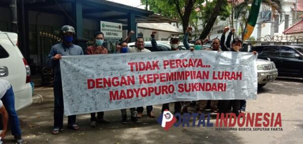 Geram Terhadap Kepemimpinan Lurah, Warga Madyopuro Pasang Banner Mosi Tidak Percaya