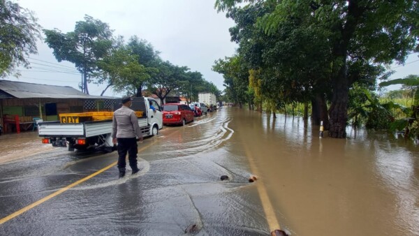 Banjir di Jalan Pantura, Polres Probolinggo Bantu Kelancaran Lalu Lintas