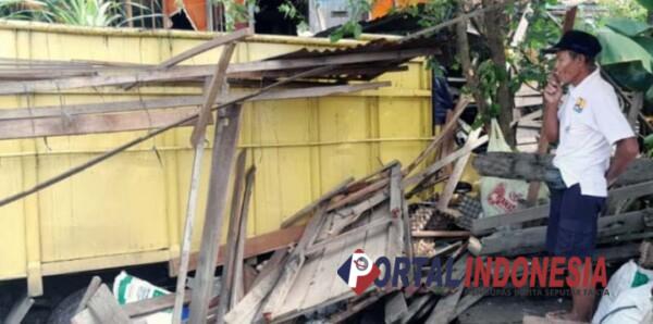 Diseruduk Truk, Rumah dan Tempat Jualan Milik Warga di Sekernan Hancur 