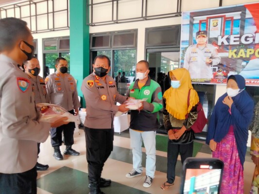 Kapolda Sumsel Bagikan Bansos di Asrama Haji Palembang