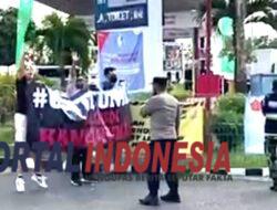 Teriakkan Dan Spanduk #USUT_TUNTAS Sambut Kunjungan Presiden Jokowi Di Malang