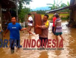 Evakuasi, Aparat Bantu Korban Banjir di Pringsewu
