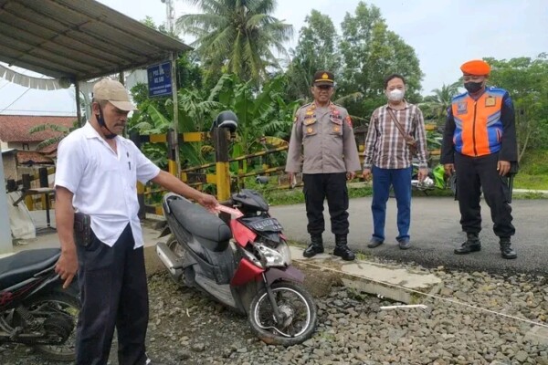 Terobos Palang Pintu, Pemotor di Kebumen Terserempet KA Sawunggalih