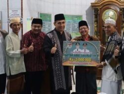 Diguyur Hujan, Wako Beserta Jajaran Semangat Safari Ramadhan di Masjid Al-Jihad Nikan Jaya