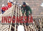 Aksi Heroik Peduli Warga, TNI di Ponorogo Rela Naik Atap Rumah