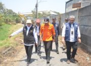 Gubernur Khofifah Tinjau Proses Normalisasi Sungai Jomblong